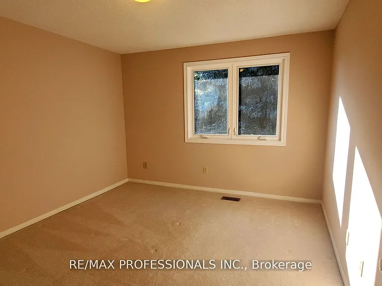 2545 Addingham Cres — Photo 24