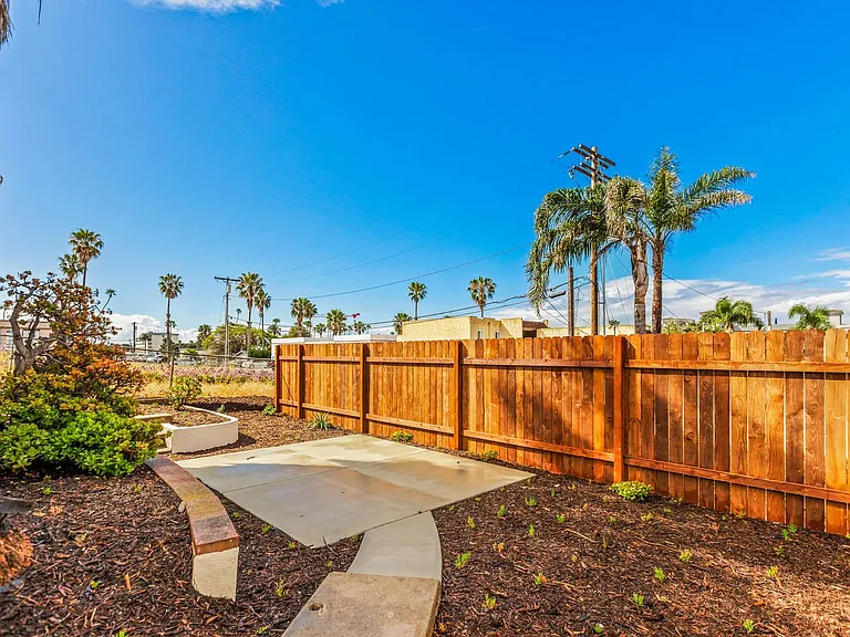 915 Civic Center Dr — Photo 23
