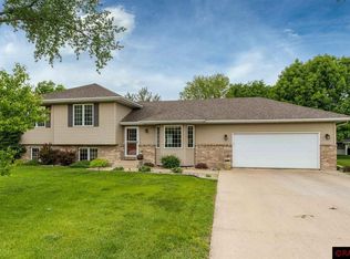 209 Falcon Dr, Mankato, MN 56001