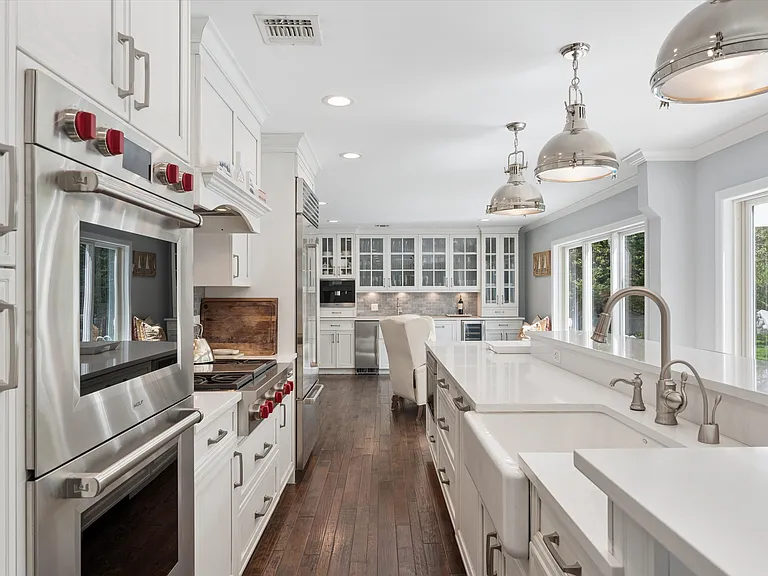 2 Tracy Dr — Photo 8