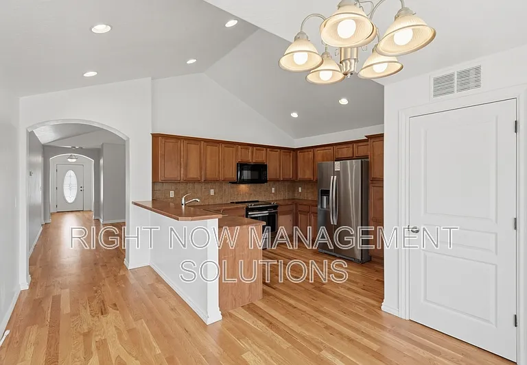 1295 N Blossom Ave — Photo 10