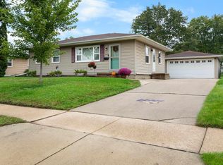2316 Valley Park Dr, Cedar Falls, IA 50613