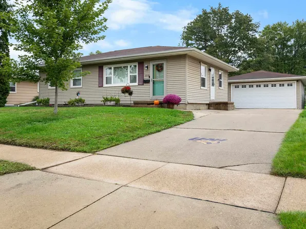2316 Valley Park Dr, Cedar Falls, IA 50613