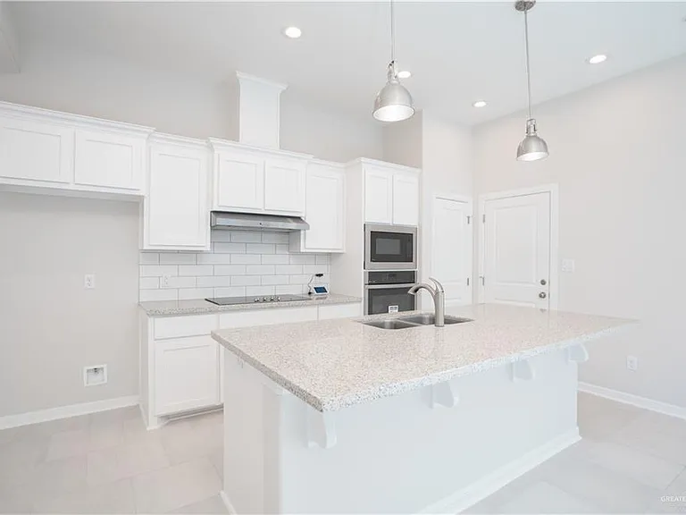 10221 N 15th St — Photo 4