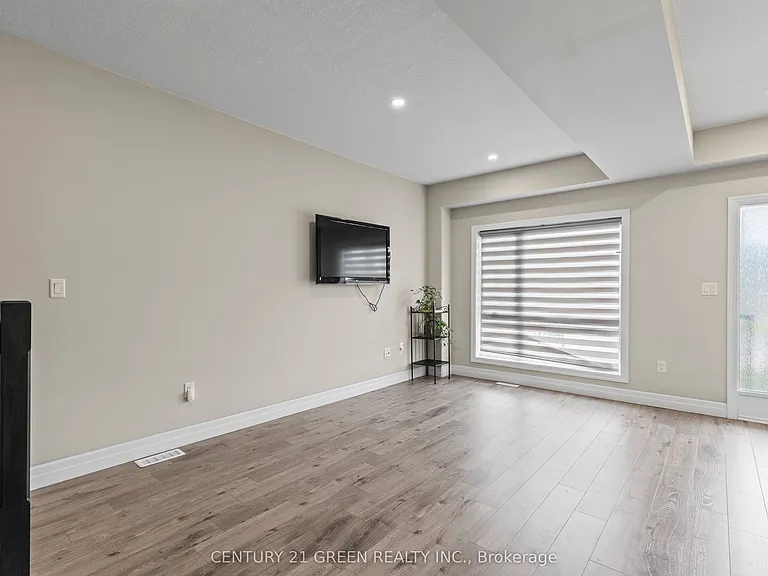 851 Sarnia Rd — Photo 11