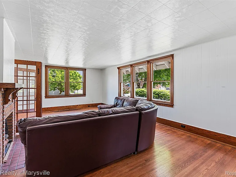 504 Clinton Ave — Photo 9