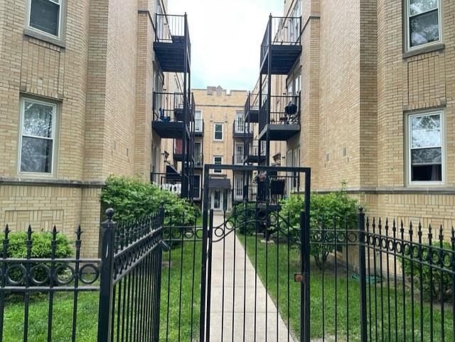 1st image of 6341 N Washtenaw Ave APT 2E