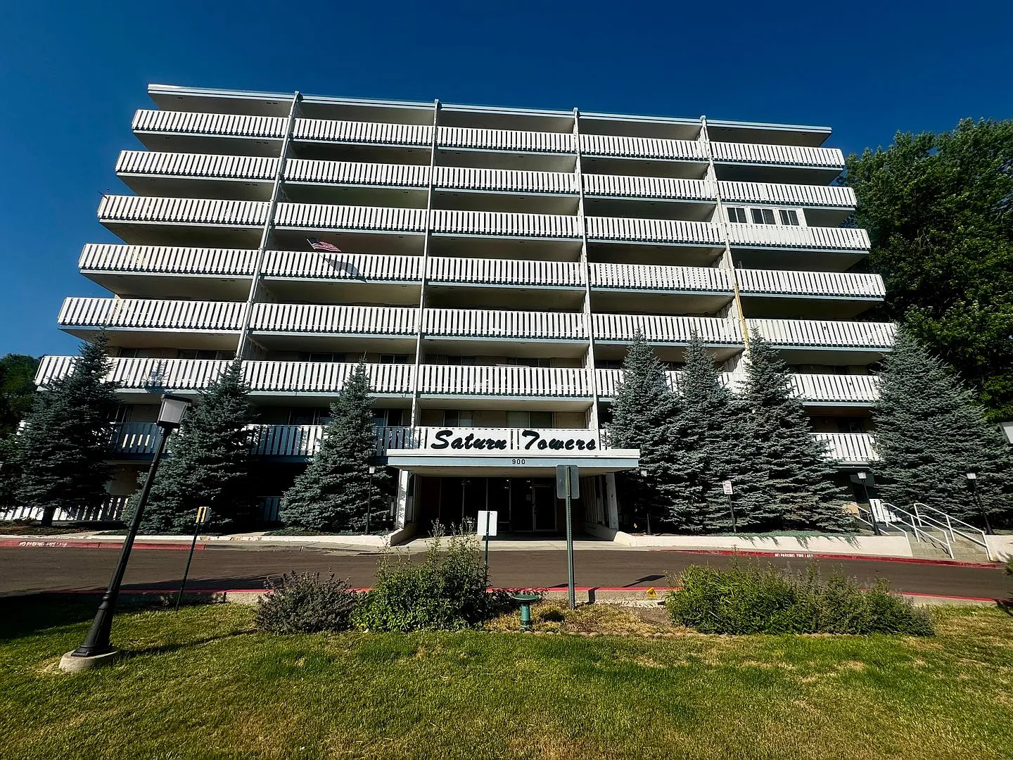 Updated 2-bed/2-bath open-concept condo with Mountain views w/ AC — Photo 1