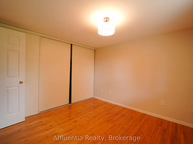 480 Elizabeth St — Photo 11