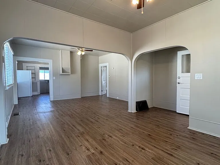 513 E Walnut St — Photo 7