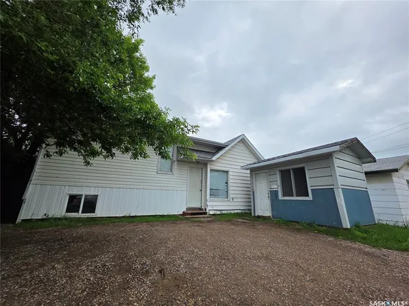 838 1st St, Estevan, SK S4A 0G3
