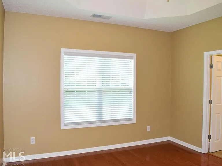35 Bedford Park Dr — Photo 12