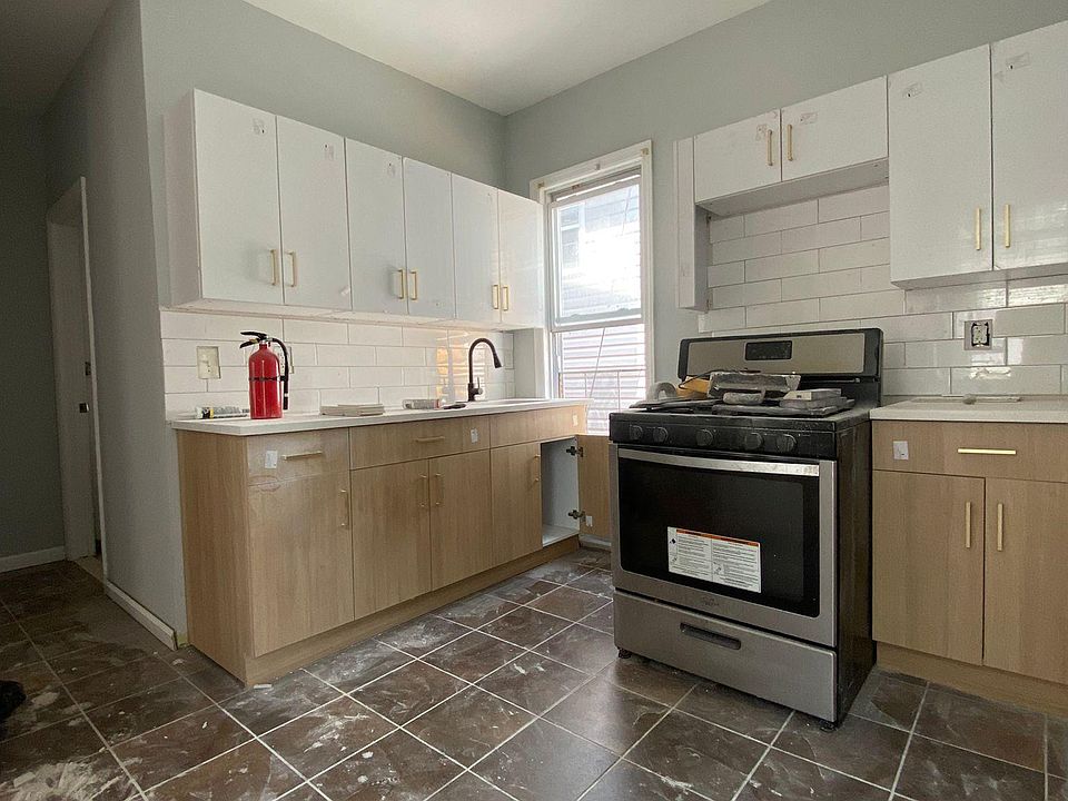 1st image of 890 S 17th St Floor 2