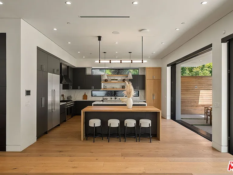 14812 Morrison St — Photo 18