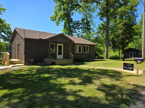 2130 Webster Park Dr, Howell, MI 48843