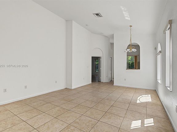 5th image of 983 NE 37th Pl