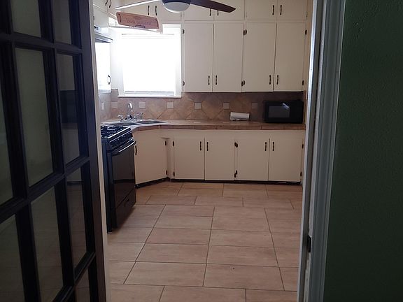 3rd image of 145 N Hackberry Ave