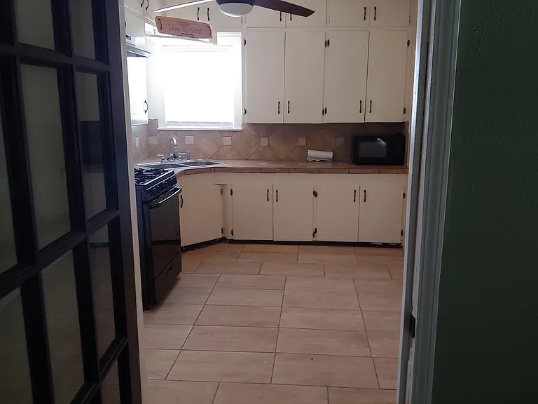 145 N Hackberry Ave — Photo 3