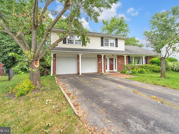 3rd image of 8 Hastings Ct