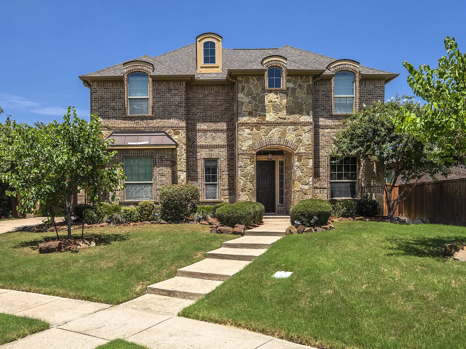 5 bed, 4085 sqft, $4,400 — Photo 4