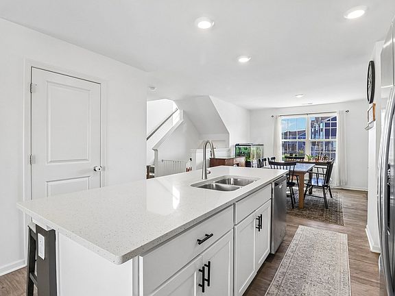 4th image of 2241 Sassafras Way