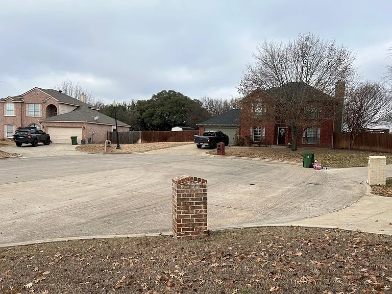 Quiet Cul de sac from front yard