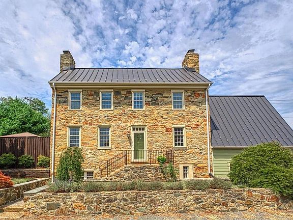 2nd image of 20597 Airmont Rd