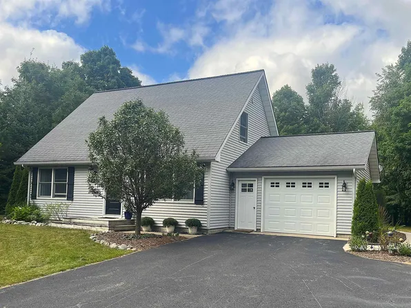 20730 Betsie Highland Dr, Interlochen, MI 49643