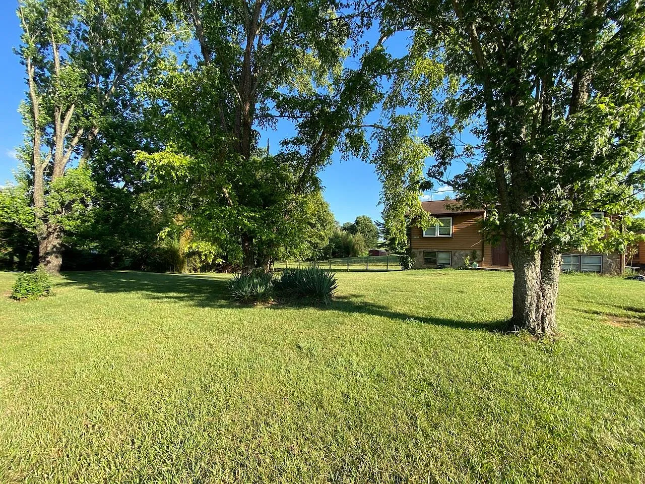 4 bed, 2.5 bath, 1100 sqft, $1,800 — Photo 3