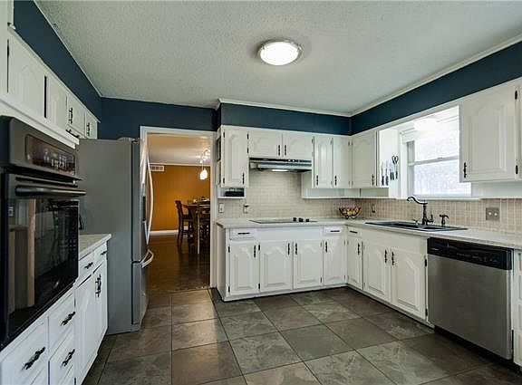 3rd image of 2410 Winewood Ln