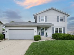 27 Boardwalk Cir, Bloomington, IL 61701