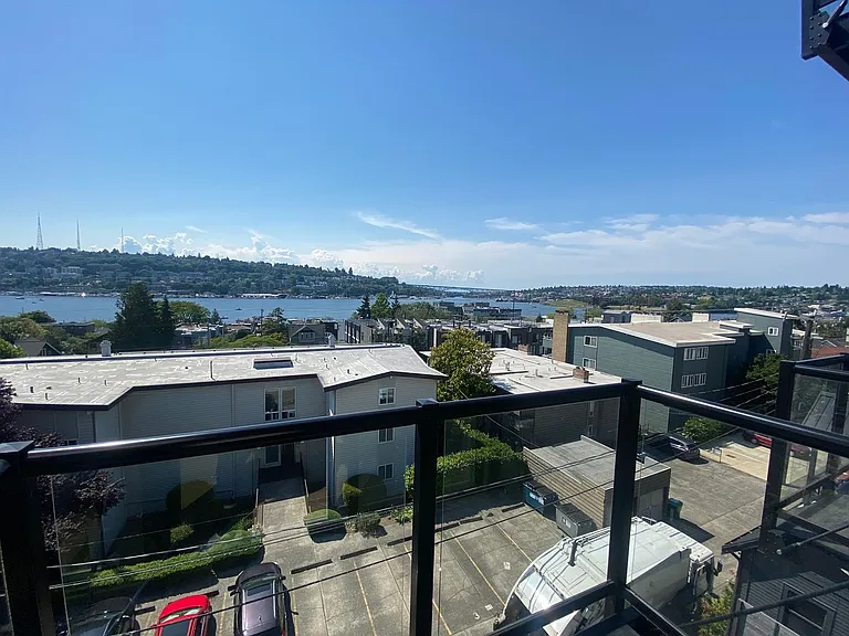 Welcome to Lakeview! - Live in Luxury & Style in the heart of Eastlake — Photo 24