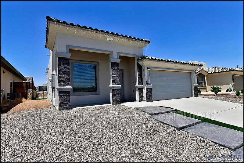 4 bed, 2.0 bath, 1438 sqft, $1,815 — Photo 2