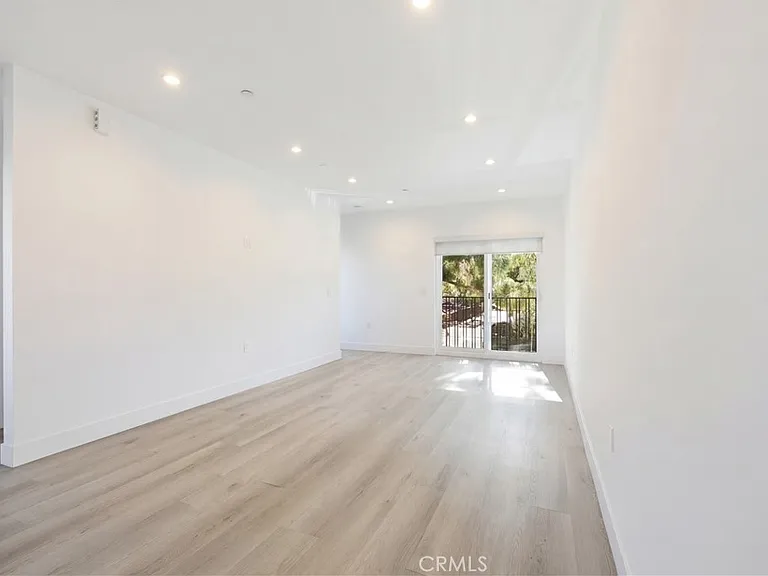 21721 Hart St — Photo 8