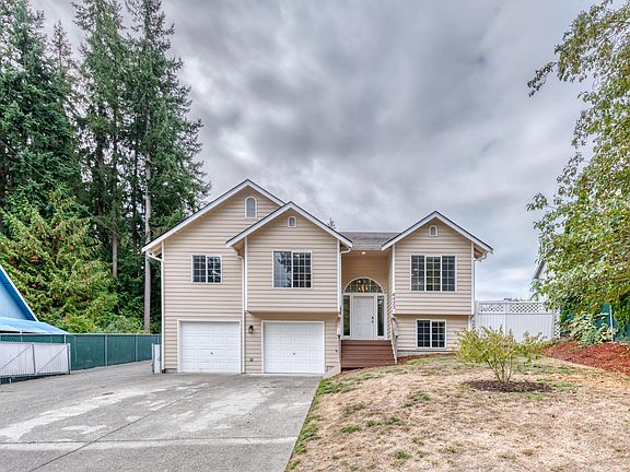 6 Bedroom house in prime location with 2 car garage, AC and a huge fenced backyard