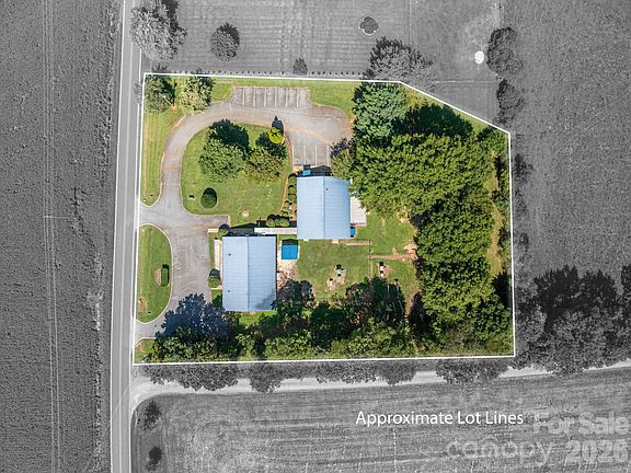 2nd image of 2482 June Bug Rd