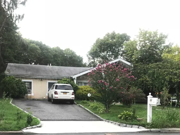30 Sun Valley Dr, Coram, NY 11727
