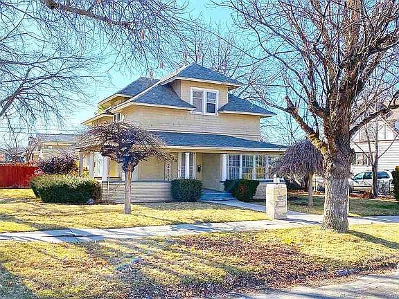 5th image of 203 8th Ave N