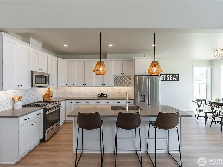 2233 Berryman Loop — Photo 4