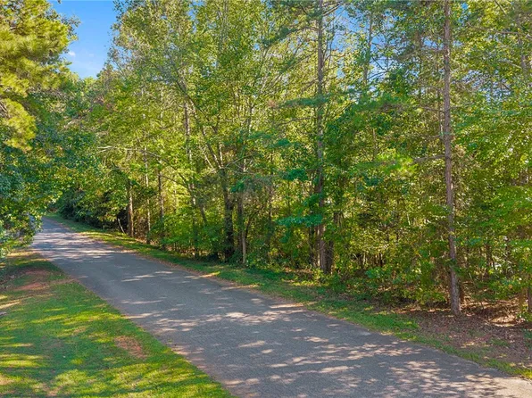 121 Harbor Ln, Townville, SC 29689