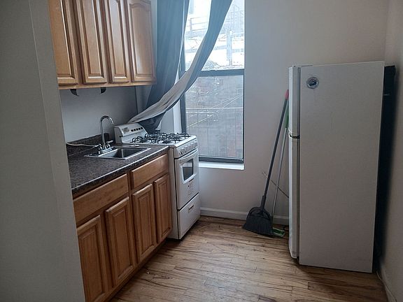 5th image of 402 W 51st St APT 2C
