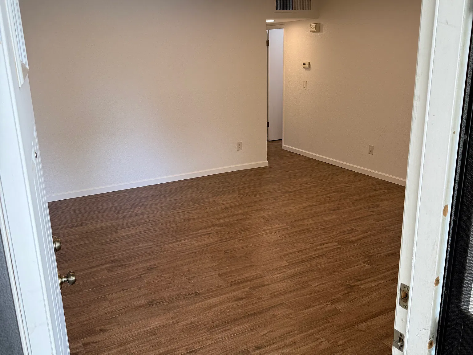 2 bed, 1000 sqft, $2,075 — Photo 4
