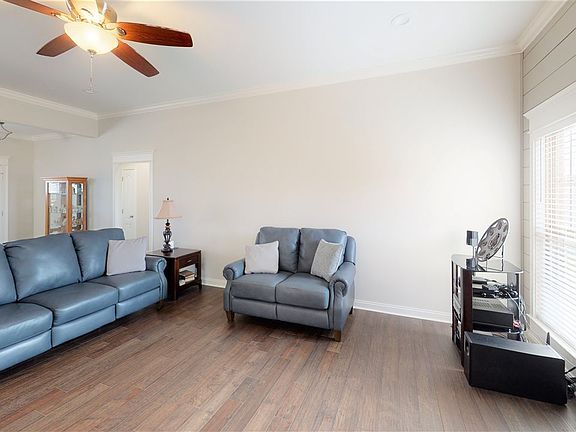 4th image of 632 Montrose Ct
