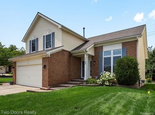 3100 Talon Cir, Lake Orion, MI 48360