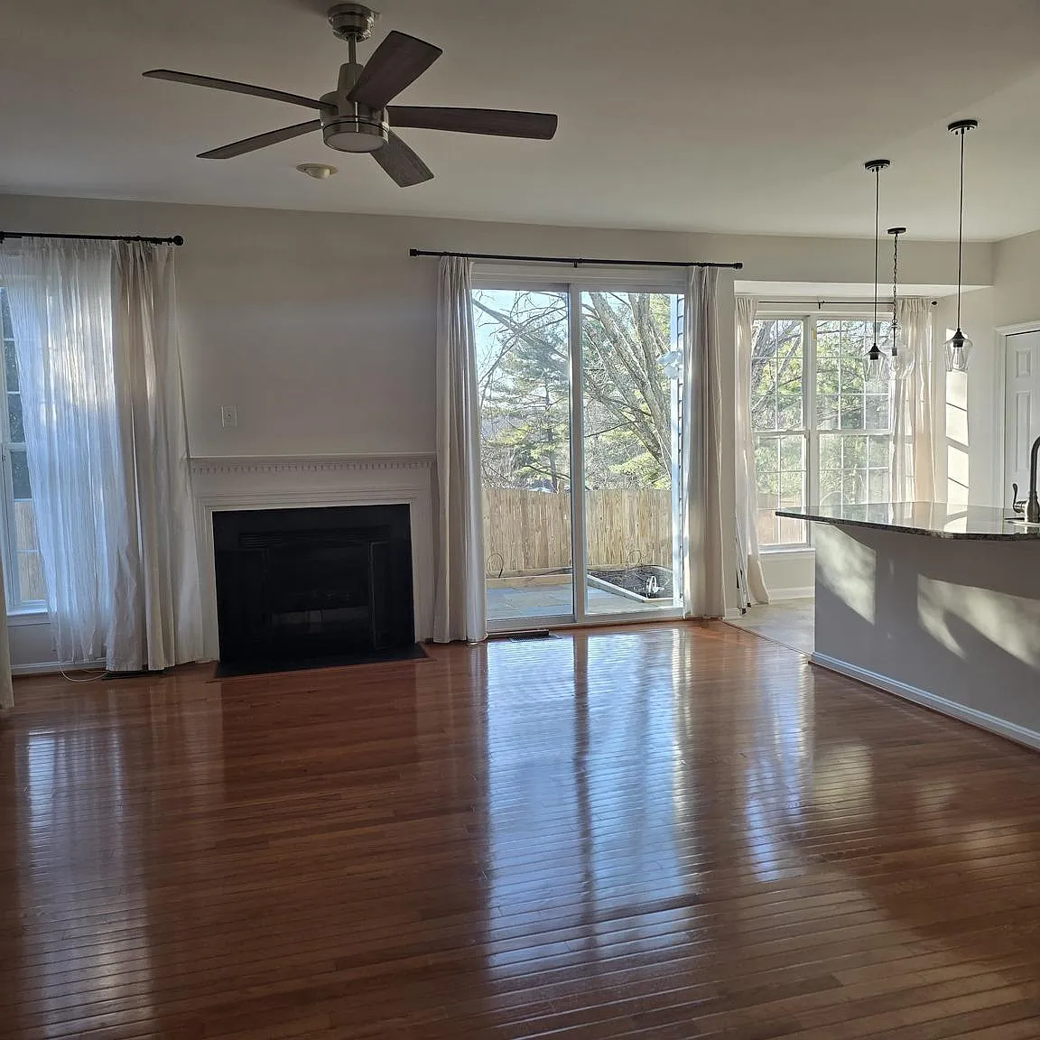 3 bed, 2.5 bath, 1888 sqft, $3,100 — Photo 3