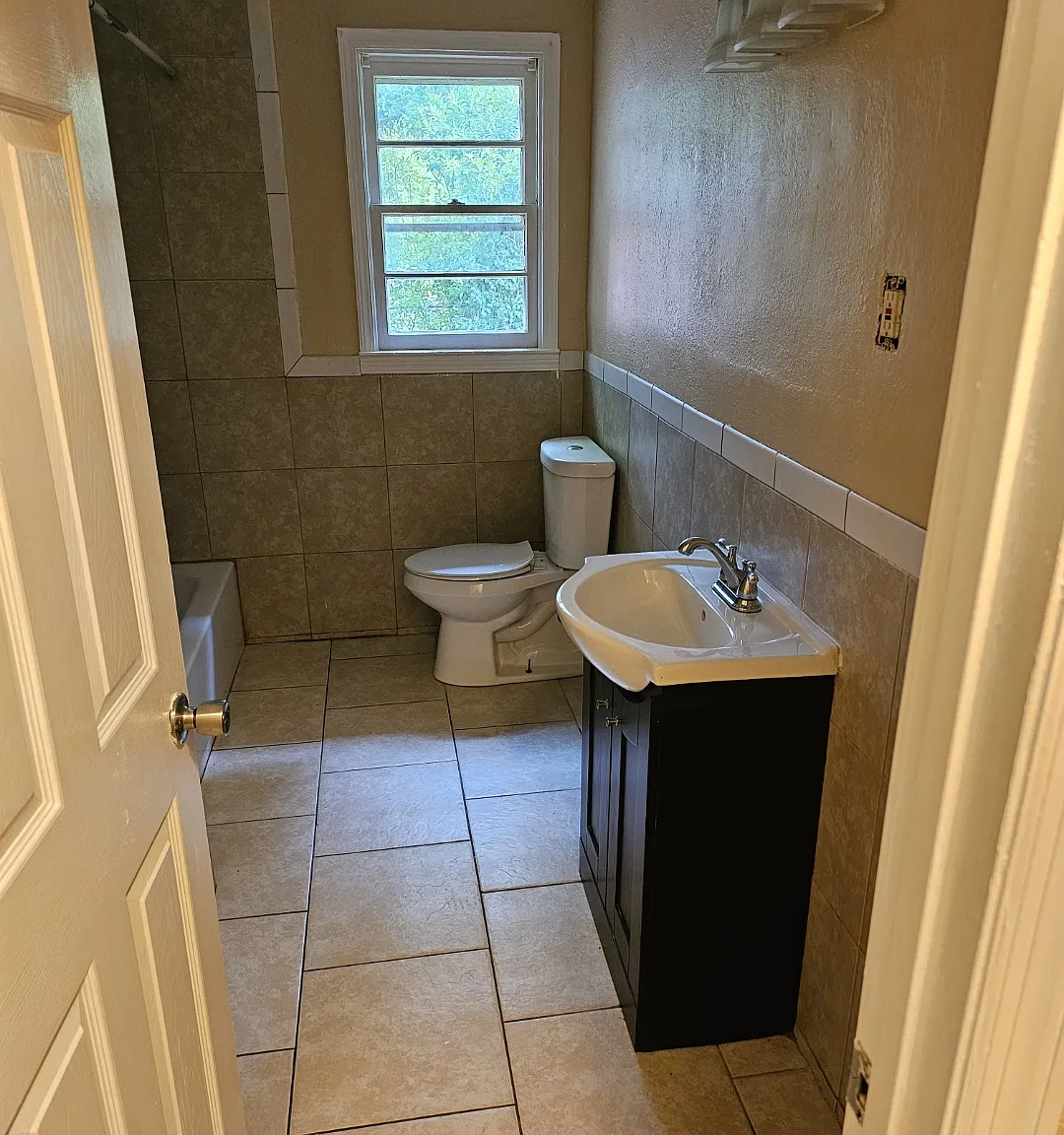 3 bed, 1.5 bath, 1196 sqft, $1,300 — Photo 3