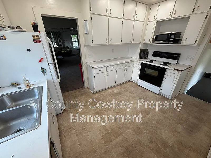 4 bed, 2.0 bath, 900 sqft, $1,850 — Photo 3