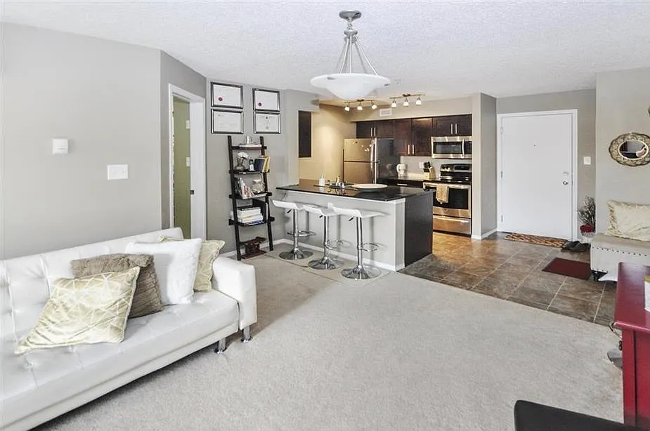 2 Bed 2 Bath Ground Floor Unit McConachie H/W Incl — Photo 4