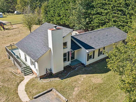 3rd image of 713 Jameson Rd