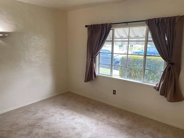 211 W Dexter St — Photo 3
